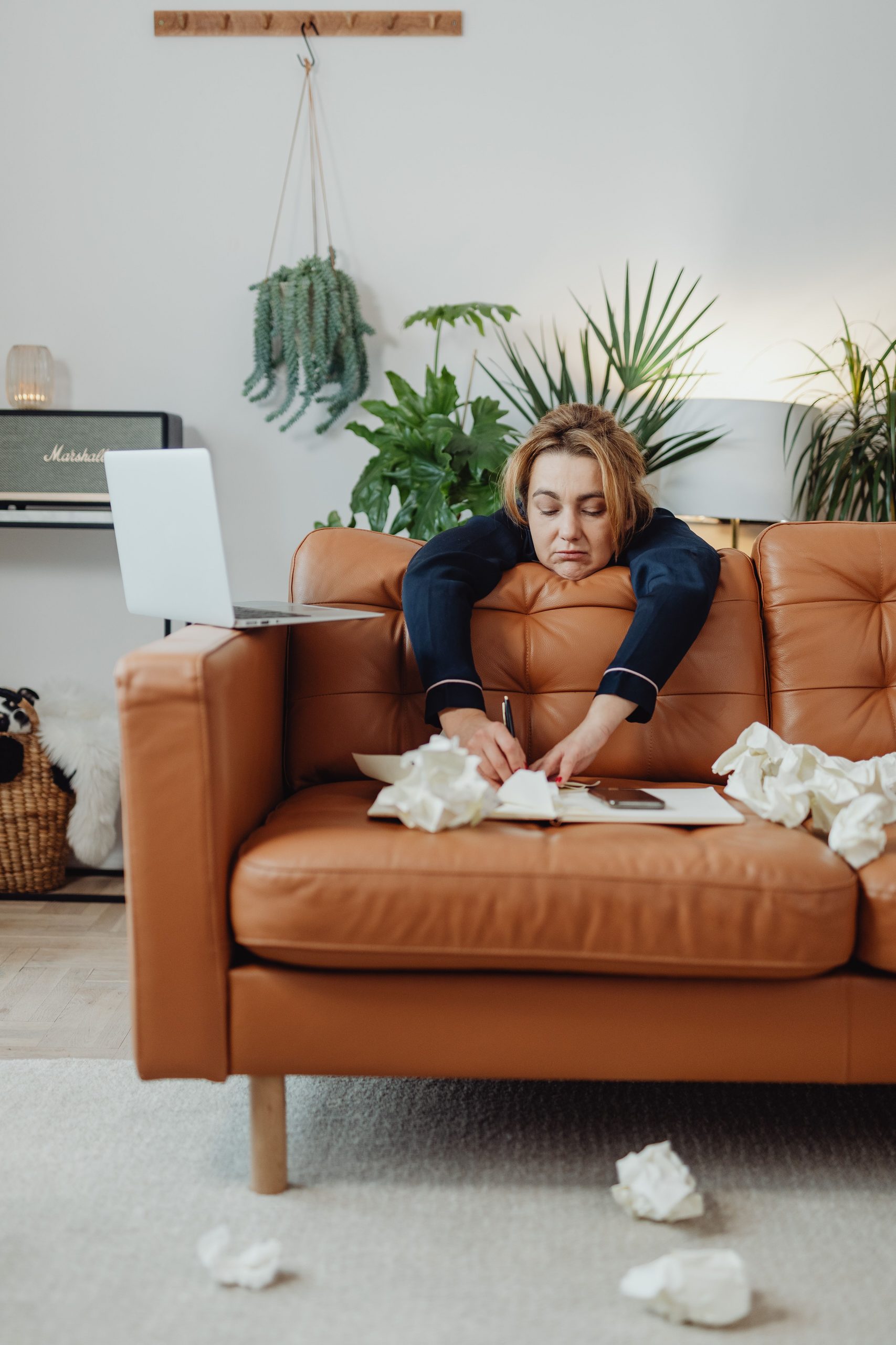 Le "Freeze" de la Visibilité : Pourquoi tu procrastines la création de ton contenu (et ce n'est pas de la paresse) 2 pexels karola g 6029112 scaled 1
